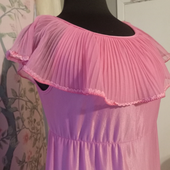 Vintage 1960s woman's full length polyester popsicle pink nightgown - Picture 11 of 13
